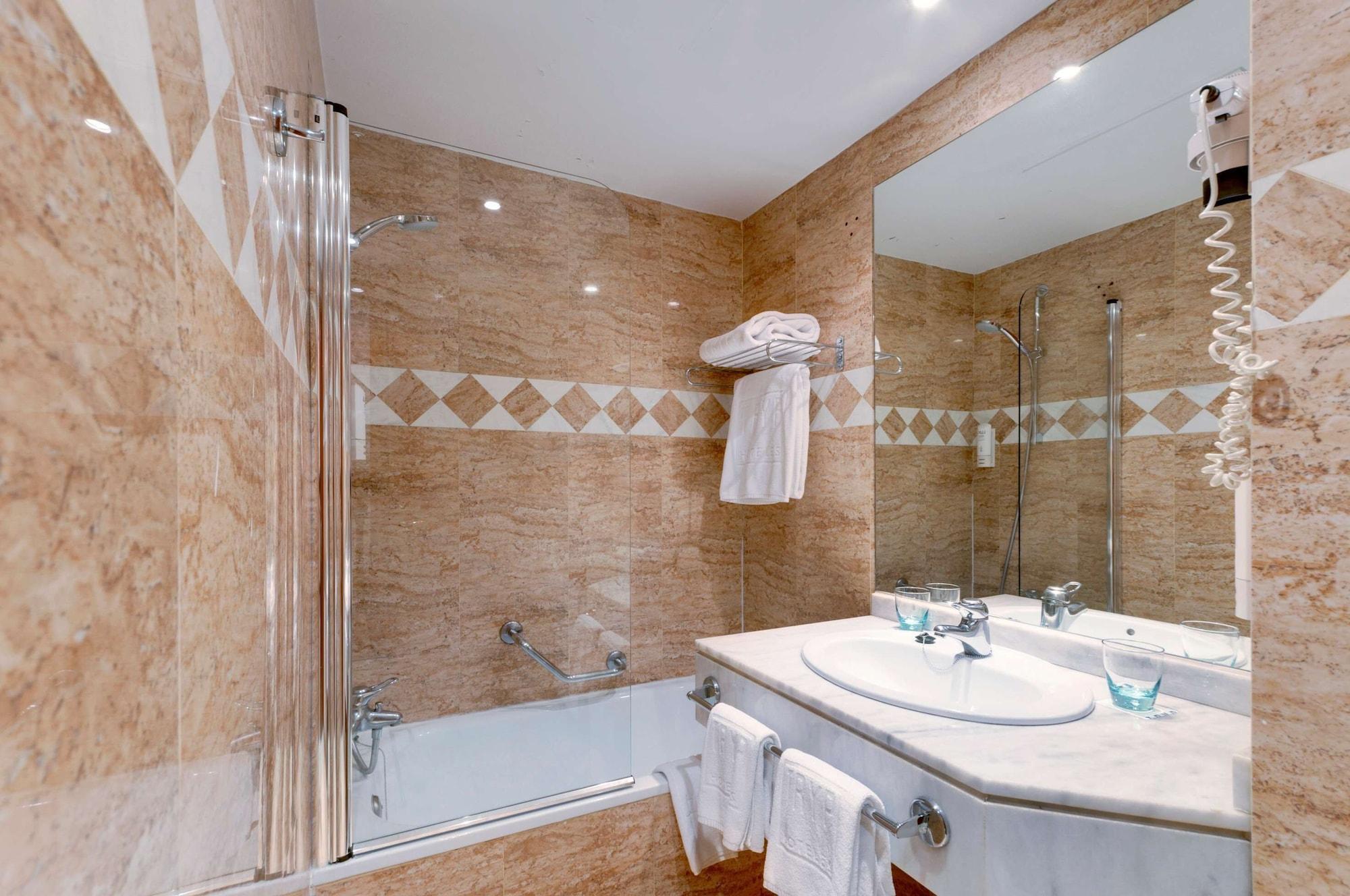 Hotel Madrid Centro, Affiliated By Melia Bagian luar foto